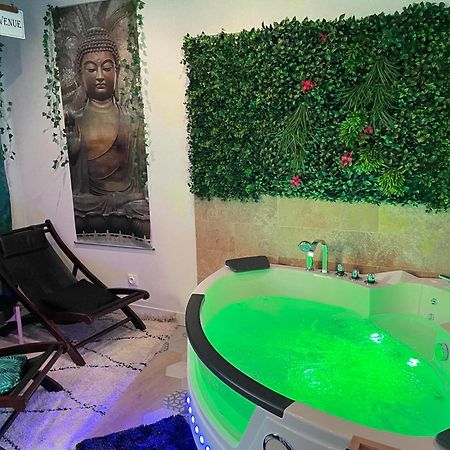 Maison Prestige Le Donjon Des Plaisirs Jacuzzi Montluel Экстерьер фото