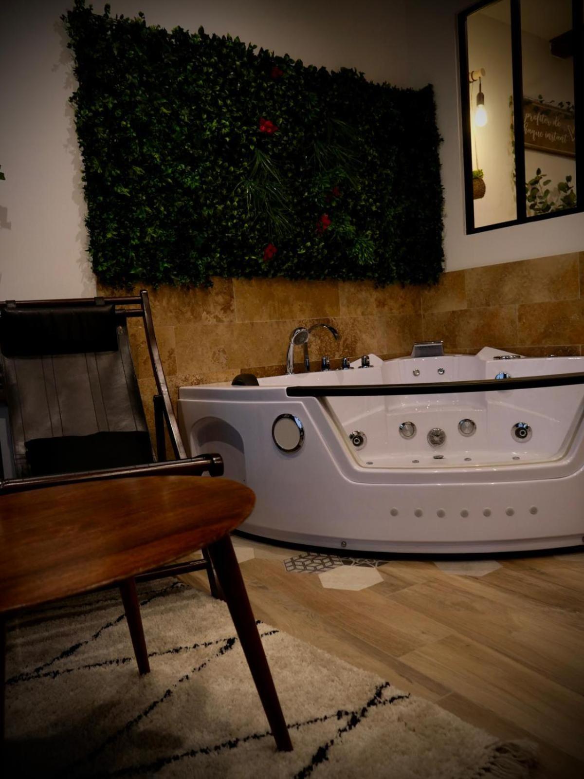 Maison Prestige Le Donjon Des Plaisirs Jacuzzi Montluel Экстерьер фото