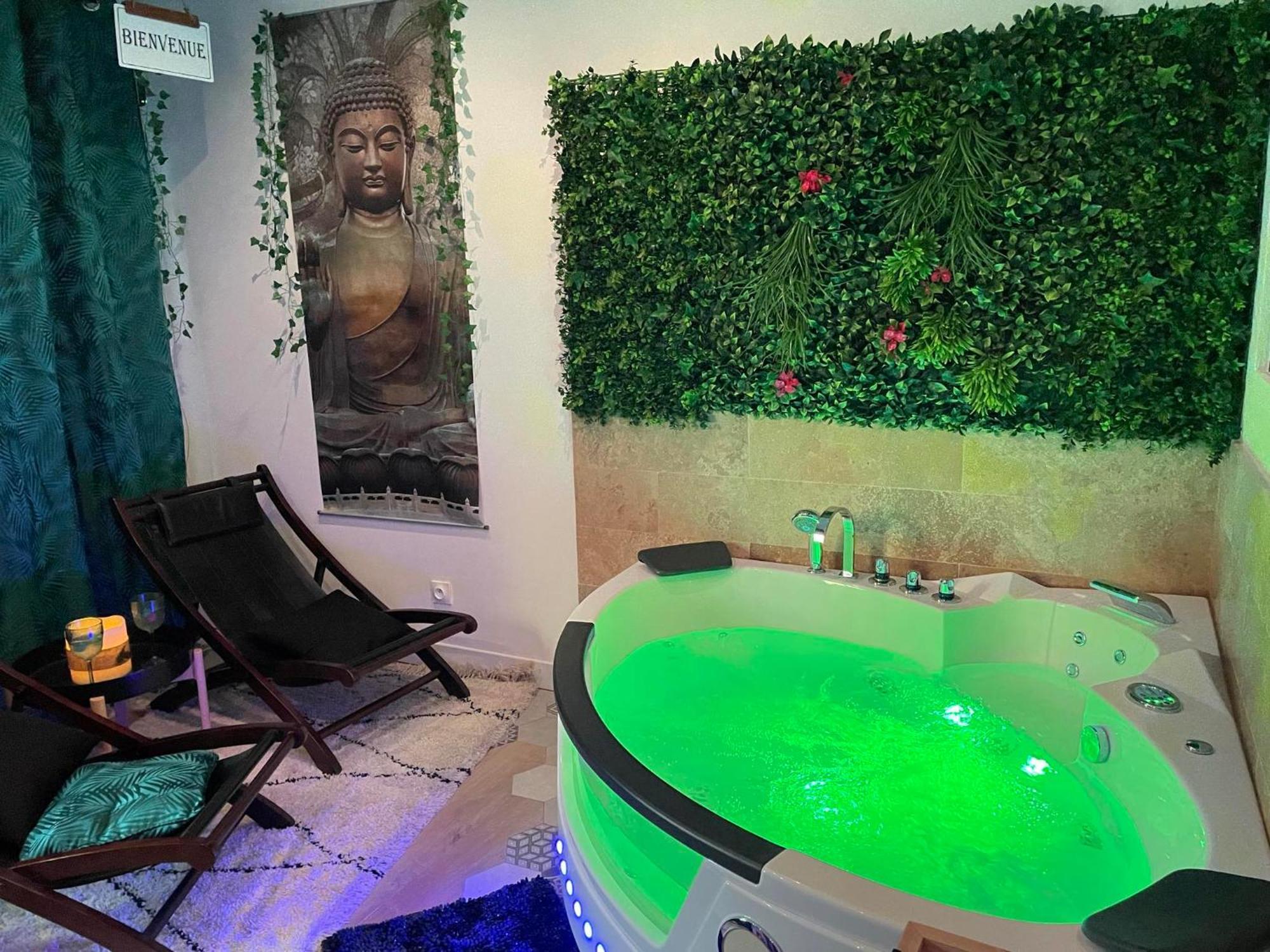 Maison Prestige Le Donjon Des Plaisirs Jacuzzi Montluel Экстерьер фото